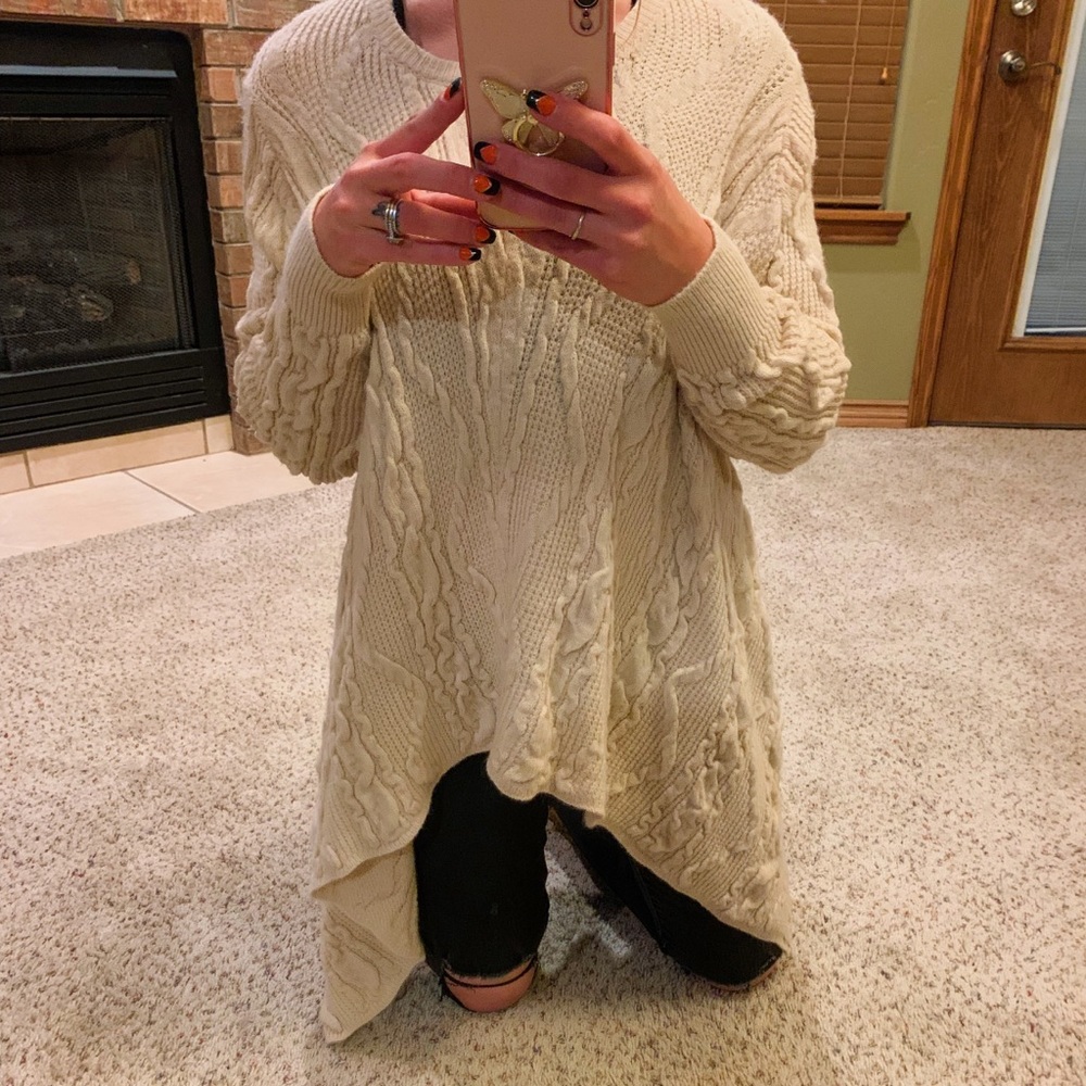 Cute, chunky sweater. 🍂 Used. Last picture shows snagged fabric. Needs love!